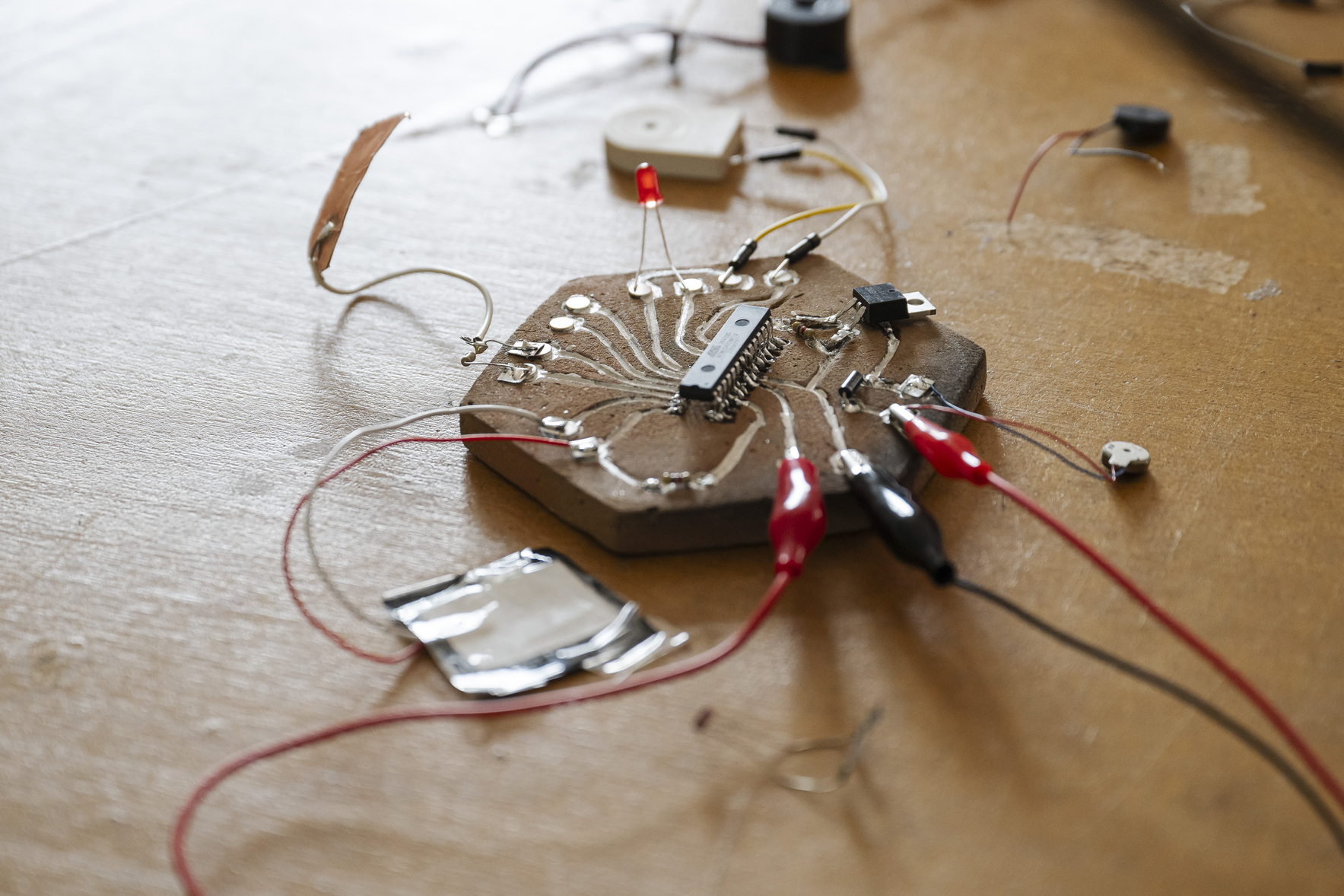 AMRO24 Exhibitions "Play with Clay PCB", by Patrícia J. Reis & Stefanie Wuschitz