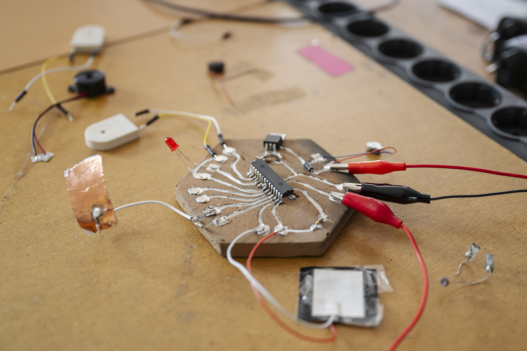 AMRO24 Exhibitions "Play with Clay PCB", by Patrícia J. Reis & Stefanie Wuschitz